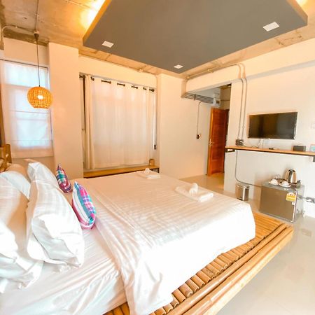 Luck Esan Loft Hotel Убон Ратчатани Екстериор снимка