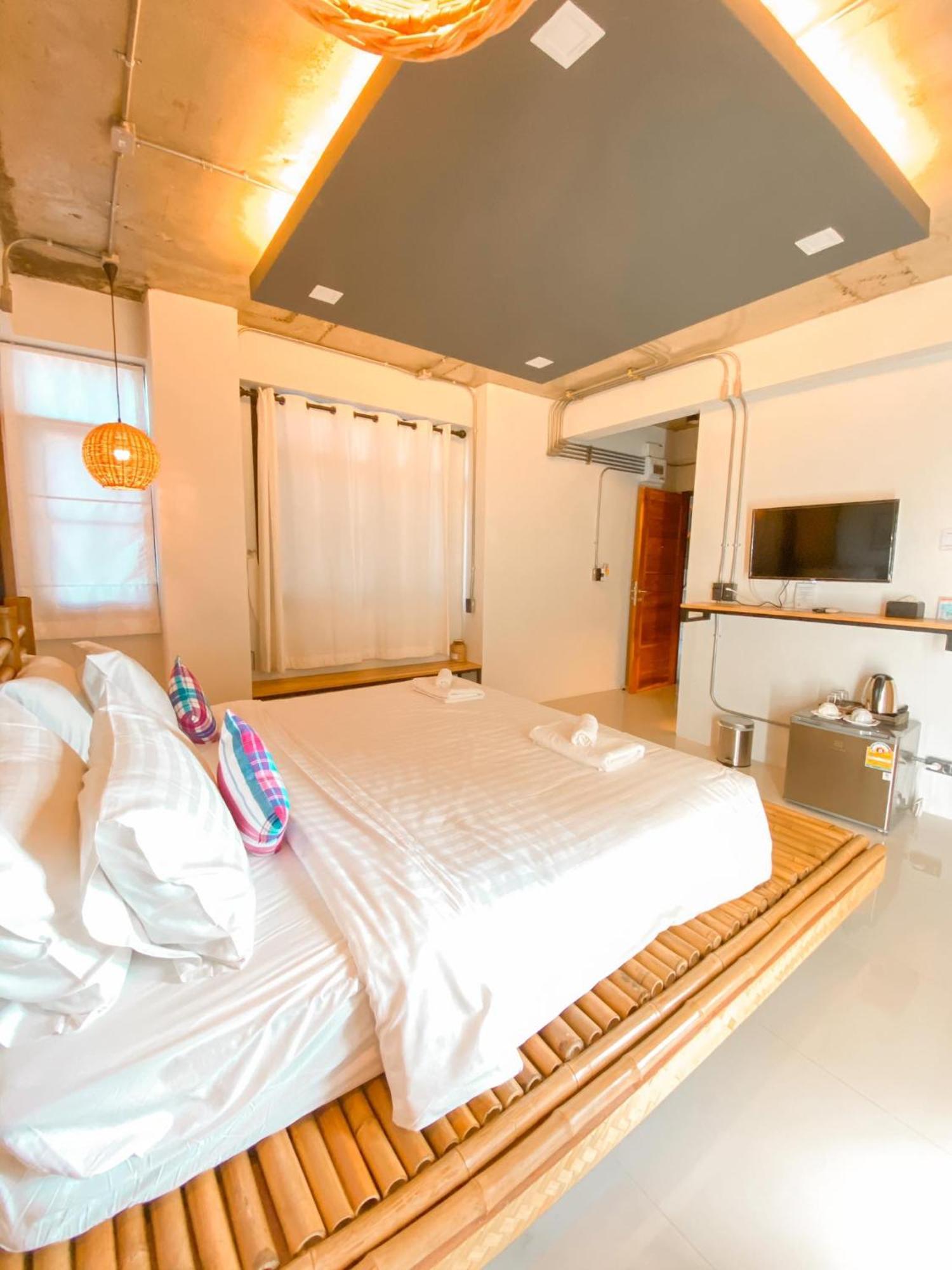 Luck Esan Loft Hotel Убон Ратчатани Екстериор снимка