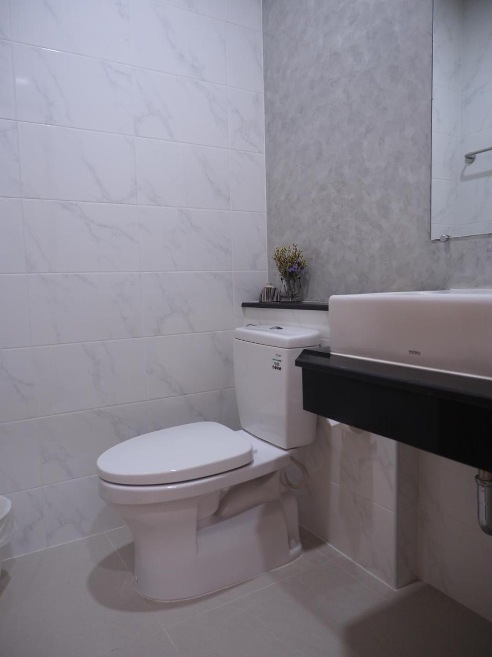 Luck Esan Loft Hotel Убон Ратчатани Екстериор снимка