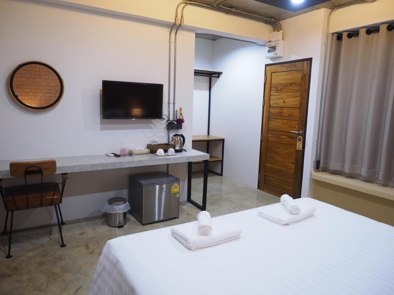 Luck Esan Loft Hotel Убон Ратчатани Екстериор снимка